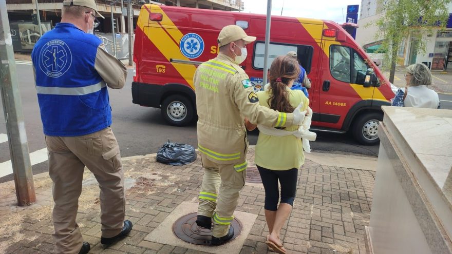 Mulher fratura o braço após sofrer queda no Centro