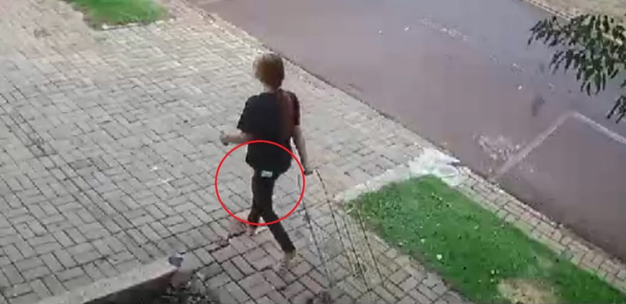 É você nas imagens? Moradora procura por mulher que perdeu nota de R$ 100 na rua