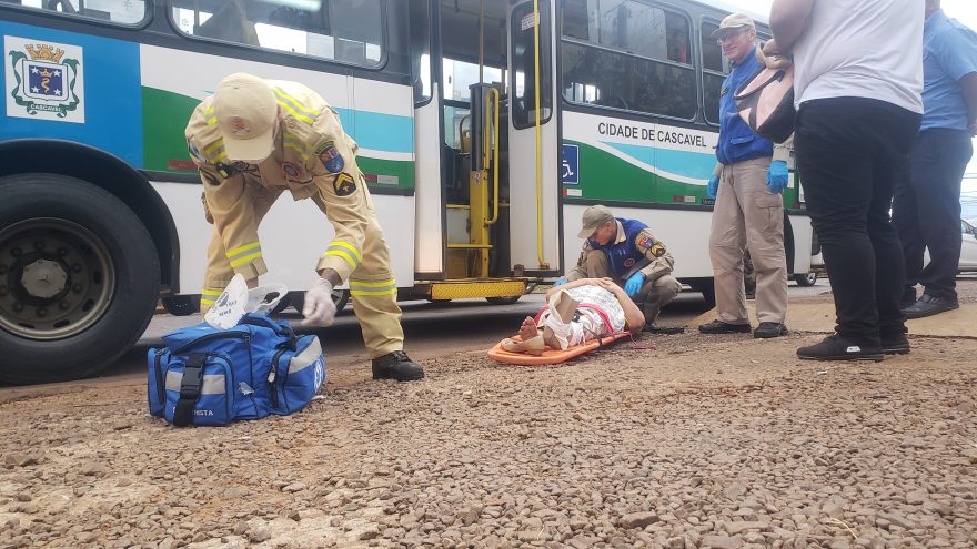 Mulher fratura pé ao cair de ônibus na Avenida Carlos Gomes