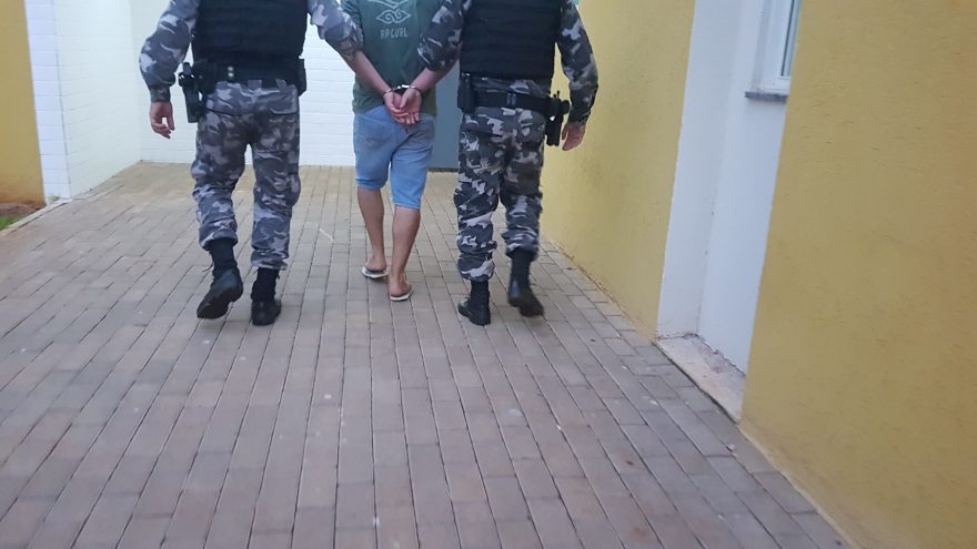 Homem é detido pelo Pelotão de Choque com pistola 380 na cintura no Santa Cruz