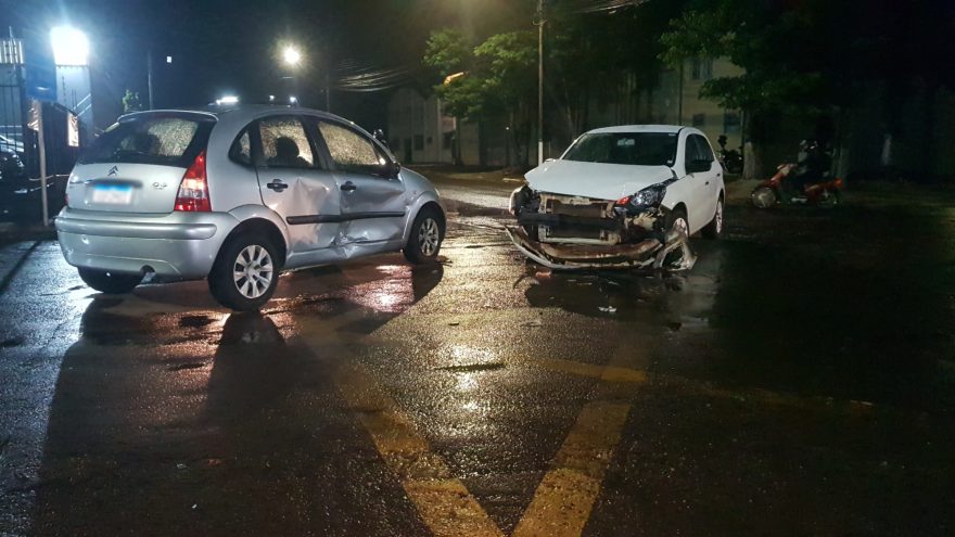 Colisão entre Gol e Citröen deixa veículos destruídos; vítimas escaparam ilesas