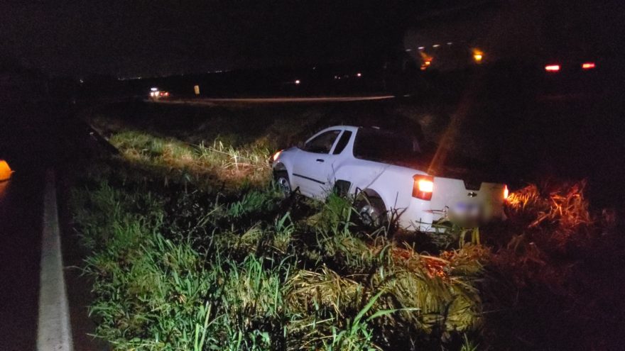Motorista se perde na curva e Montana vai parar no meio do mato na BR-163