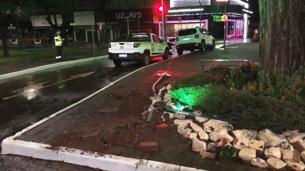 Jeep derruba placa de trânsito após condutora invadir a calçada no centro de Cascavel Jeep derruba placa de trânsito após condutora invadir a calçada no centro de Cascavel