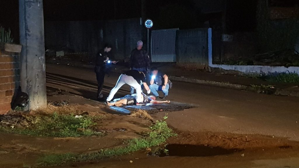 Brutal: homem é arrastado no asfalto e morto com oito tiros no Interlagos Brutal: homem é arrastado no asfalto e morto com oito tiros no Interlagos