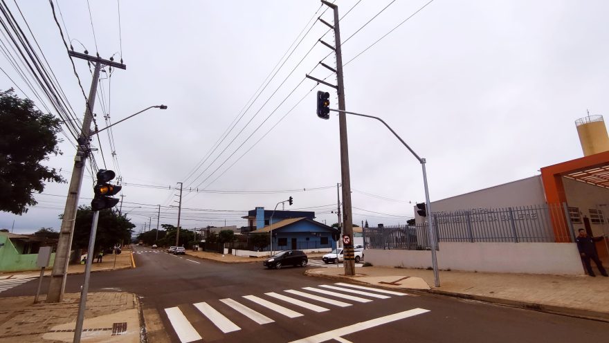 Após vários acidentes e muita reclamação, semáforo é instalado em cruzamento do Brasmadeira