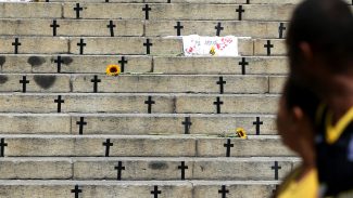 Mulheres protestam contra feminicídios no Rio de Janeiro