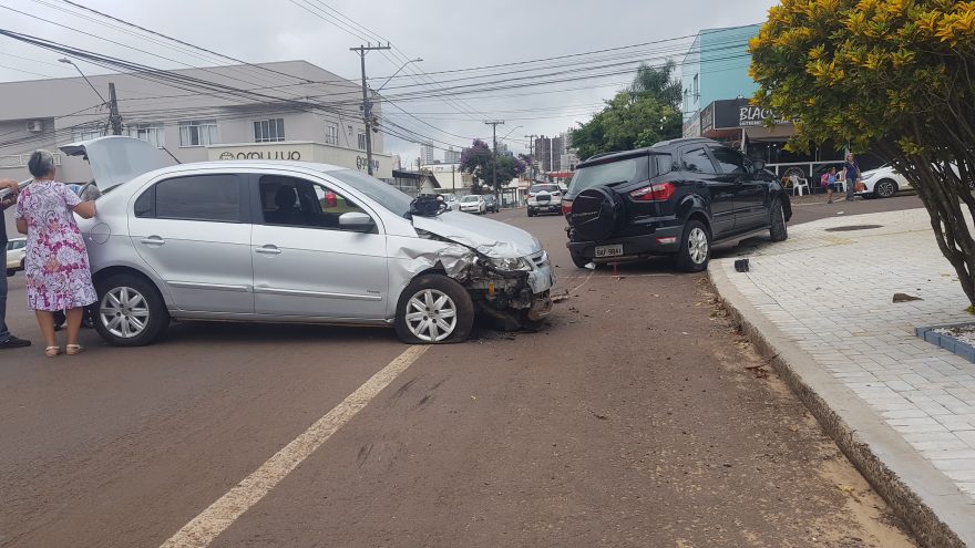 Forte colisão entre veículos ocorre no Bairro Parque São Paulo