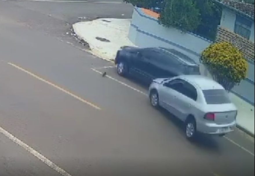 Vídeo mostra forte colisão de Voyage contra Ecosport estacionada