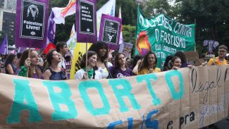 Na Paulista, marcha pede legalização do aborto e igualdade de gênero