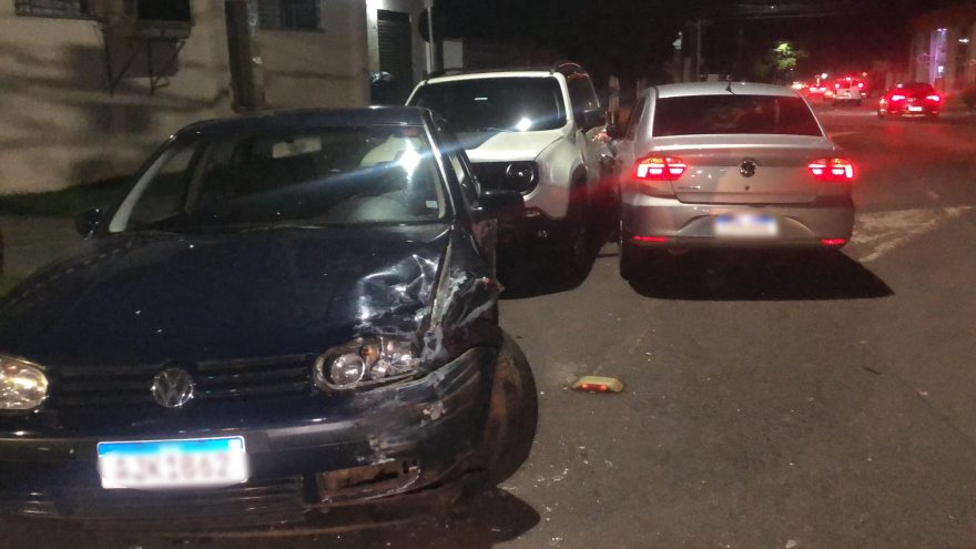 Engavetamento envolvendo três veículos é registrado na Rua Pio XII
