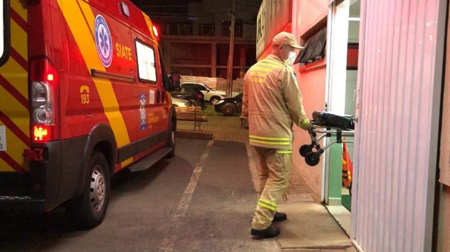 Garota de 14 anos cai do segundo andar ao tentar sair de casa pela janela no Brasília