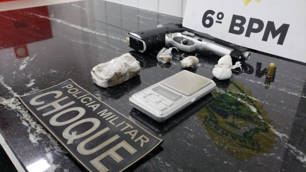 Suspeito de tráfico de drogas é detido com maconha, cocaína e simulacro no bairro Brasília Suspeito de tráfico de drogas é detido com maconha, cocaína e simulacro no bairro Brasília