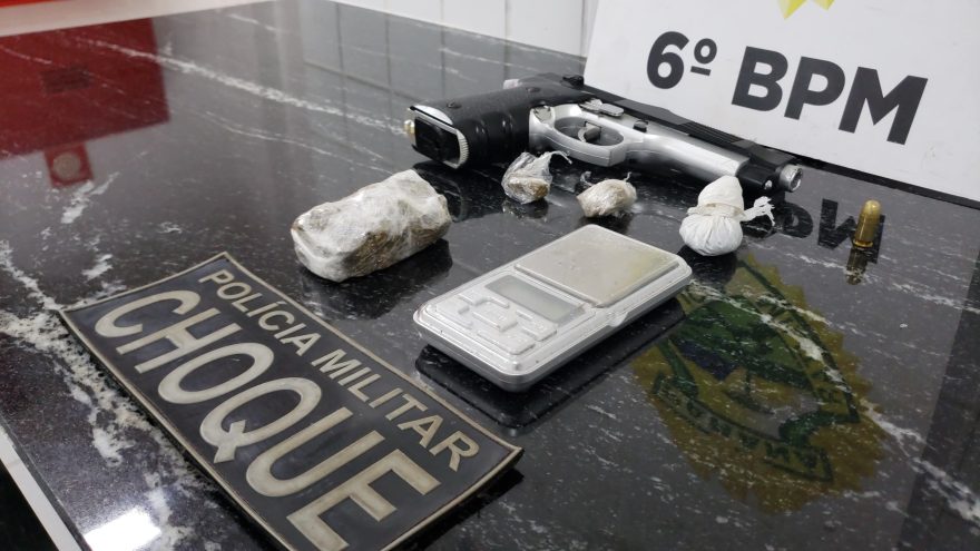 Suspeito de tráfico de drogas é detido com maconha, cocaína e simulacro no bairro Brasília