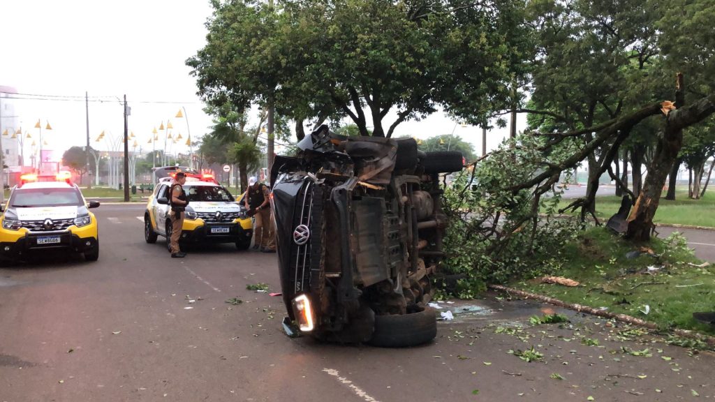 Amarok tomba após atingir árvore na Avenida Toledo Amarok tomba após atingir árvore na Avenida Toledo