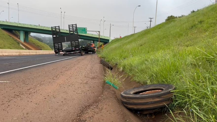 Carreta perde o rodado e fica atravessada na rodovia PRc-467