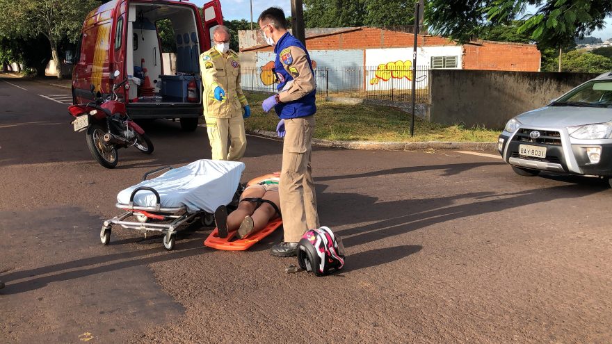 Mulher fica ferida em colisão entre carro e moto no Parque São Paulo