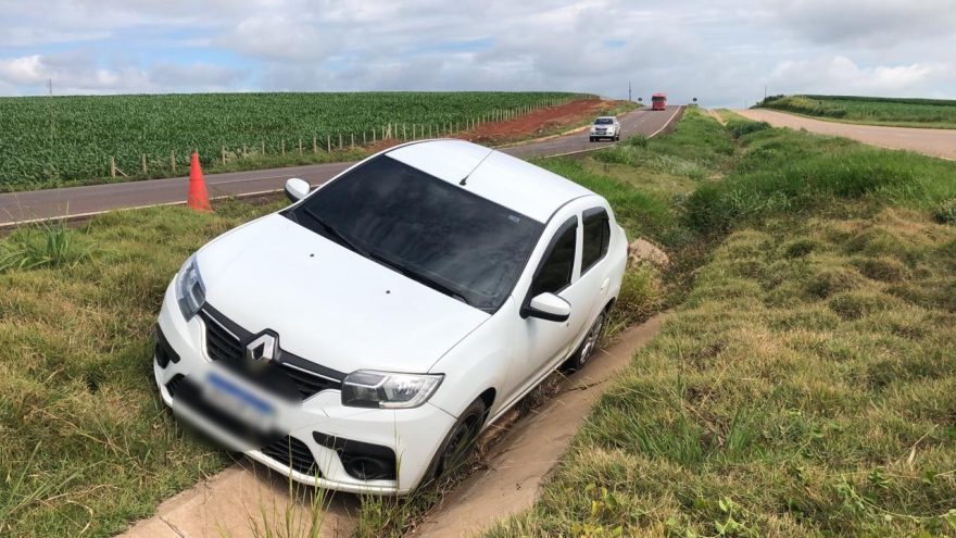 Carro saí da pista na BR 163 e vai parar e cai dentro de vala às margens da rodovia