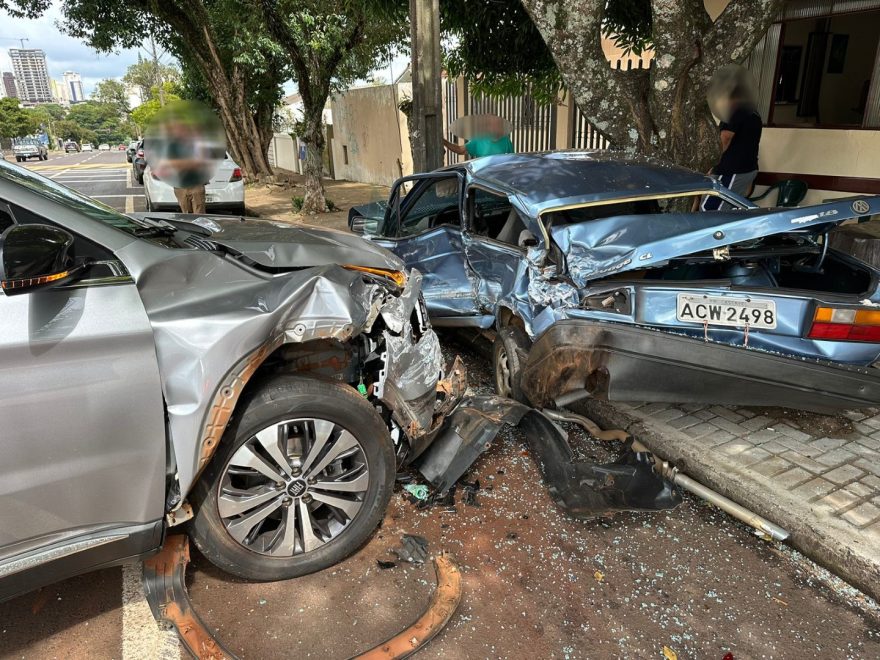 Voyage fica destruído em violento acidente na Rua Antonina em Cascavel