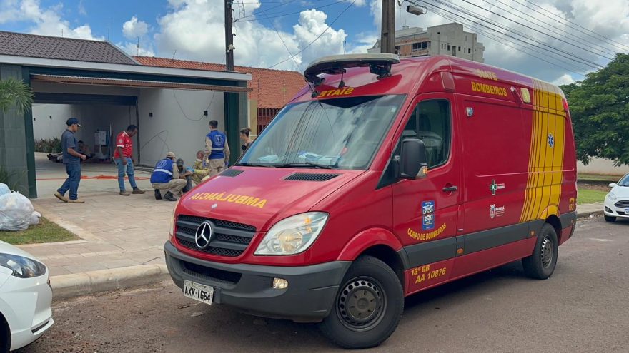Homem sofre fratura no pé e lesiona mão ao cair de altura de quase 4 metros na Rua Tiradentes