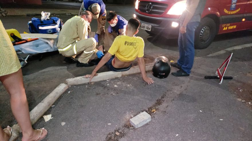 Motociclista fica ferido em forte colisão na Rua São Paulo