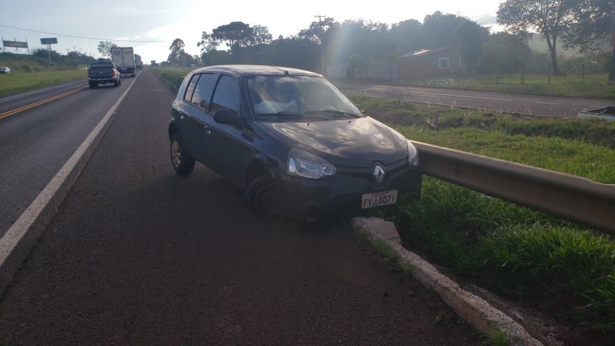 Condutora perde o controle e Renault Clio colide contra guardrail na BR-277, em Cascavel