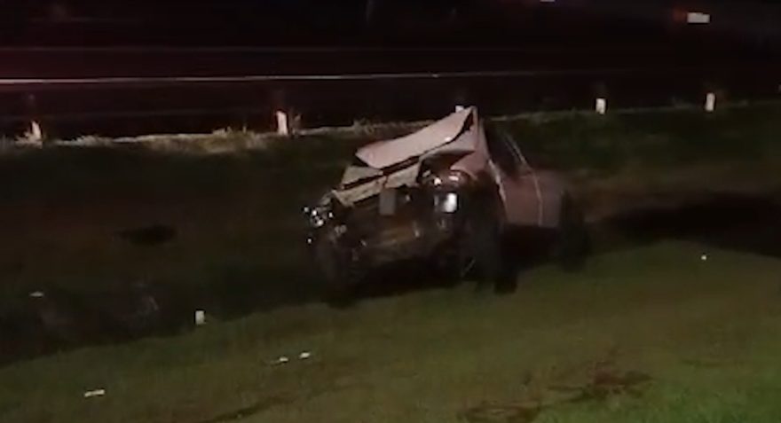 Condutor não percebe fim da rua e cai com veículo em valeta na BR-277, em Cascavel