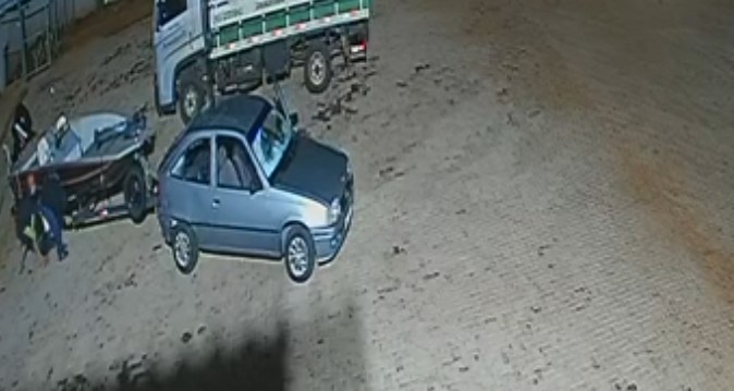 Vídeo: Ladrões utilizam Kadett prata para furtar barco no Santos Dumont