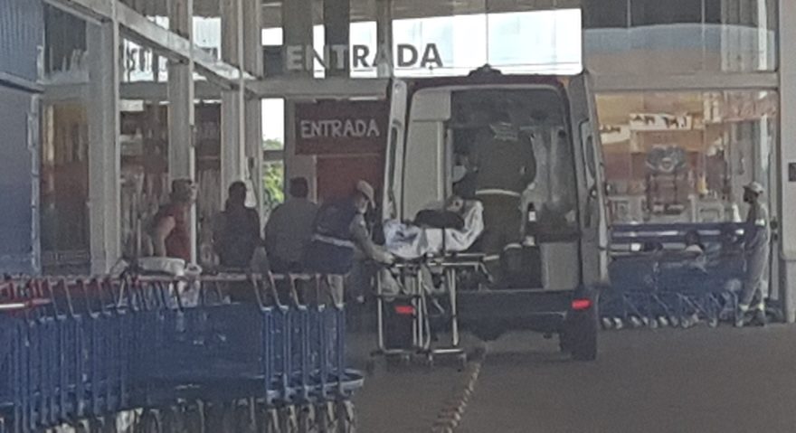 Mulher desmaia após mal súbito e é socorrida pelo Siate