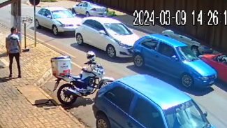 Câmera flagra acidente entre três veículos no Cascavel Velho; Condutor do Gol foi preso