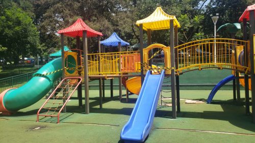 Corpo de Bombeiros interdita parquinho do Lago Municipal com brinquedos danificados