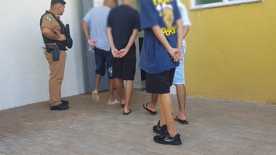 Adolescente chama amigos para defender mãe e situação termina na delegacia