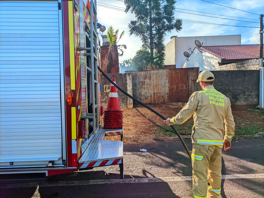 Bombeiros combatem incêndio em lote baldio no Maria Luiza
