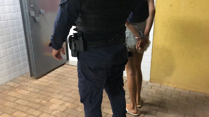Mulher de 29 anos, com mandado em aberto, é presa no Floresta