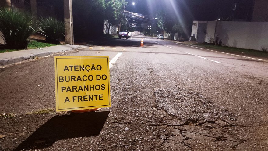 Internautas sinalizam rua esburacada com placa: “Atenção buraco do Paranhos à frente”