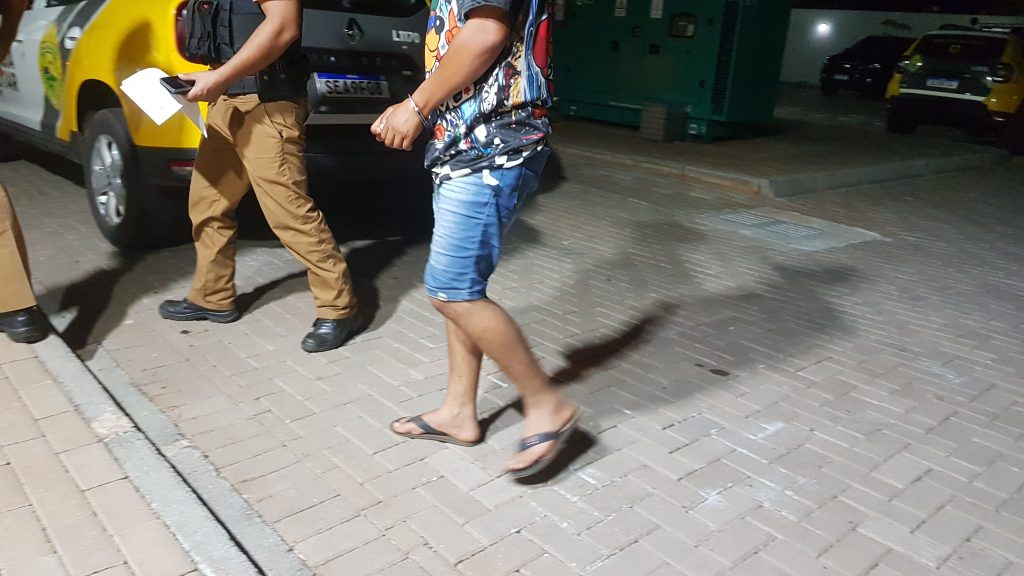 Piloto com garupa sem capacete recusa bafômetro, desacata PM e acaba preso Piloto com garupa sem capacete recusa bafômetro, desacata PM e acaba preso