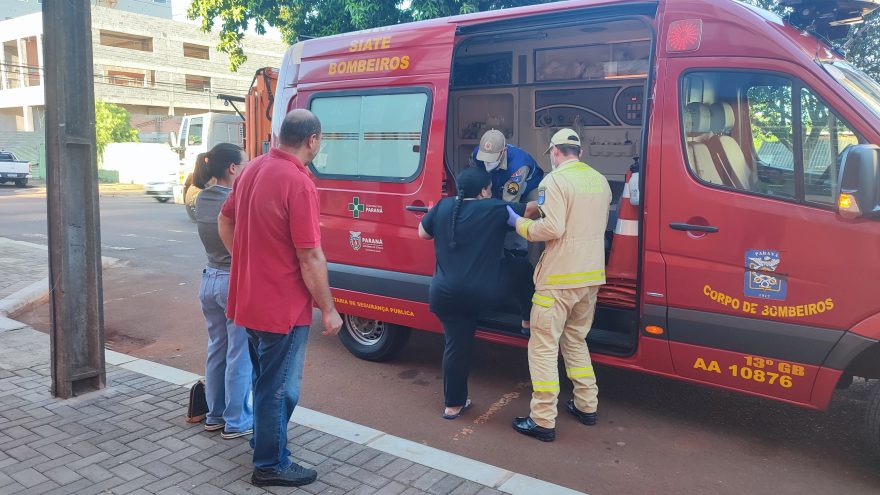 Homem e mulher ficam feridos em colisão entre carro e moto no Centro