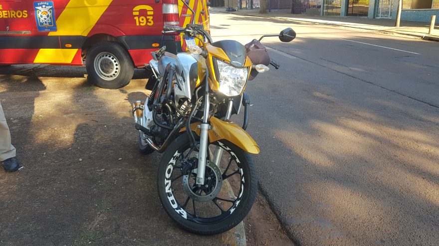 Colisão entre veículos é registrada na Paraná; jovem fica ferido e motorista de carro não é localizado