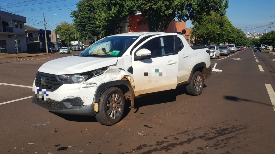 Acidente entre dois carros é registrado na Rua Recife