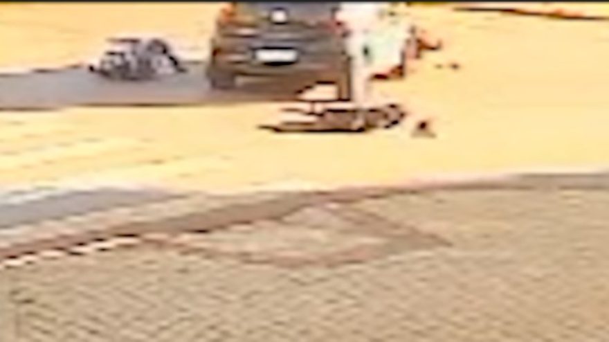 Vídeo mostra carro realizando conversão à esquerda e batendo de frente com moto no Cascavel Velho