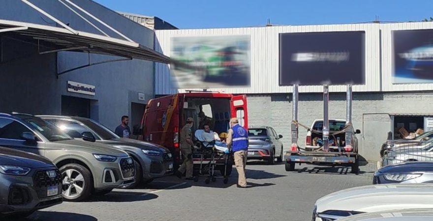 Após sofrer queda de dois metros, homem é socorrido em empresa na Avenida Brasil