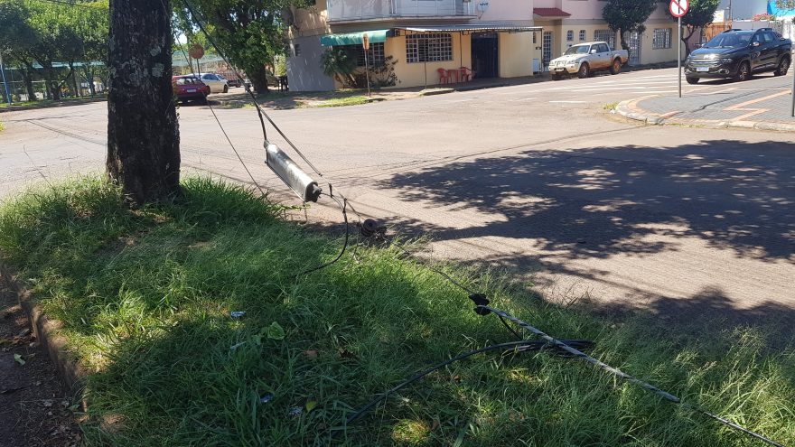 Atenção! Fios caídos no cruzamento da Rua Jaime Duarte Leal e Rua do Comércio