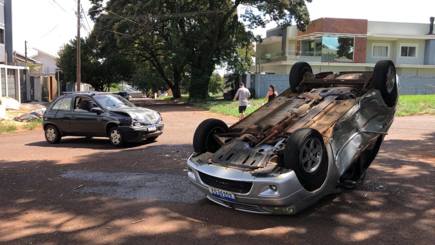 Colisão seguida de capotamento deixa criança ferida no Bairro Country