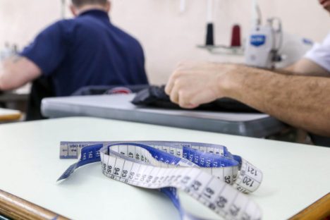 Polícia Penal forma detentos em curso profissionalizante de Corte e Costura