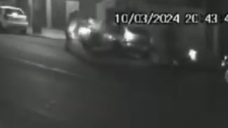Câmera flagra jovem sendo executado com vários disparos de arma de fogo em Sarandi