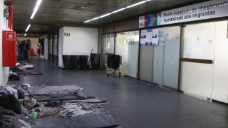 Em pleno Ramadã, afegãos continuam acampados no aeroporto de Guarulhos