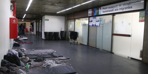 Imagem referente a Em pleno Ramadã, afegãos continuam acampados no aeroporto de Guarulhos