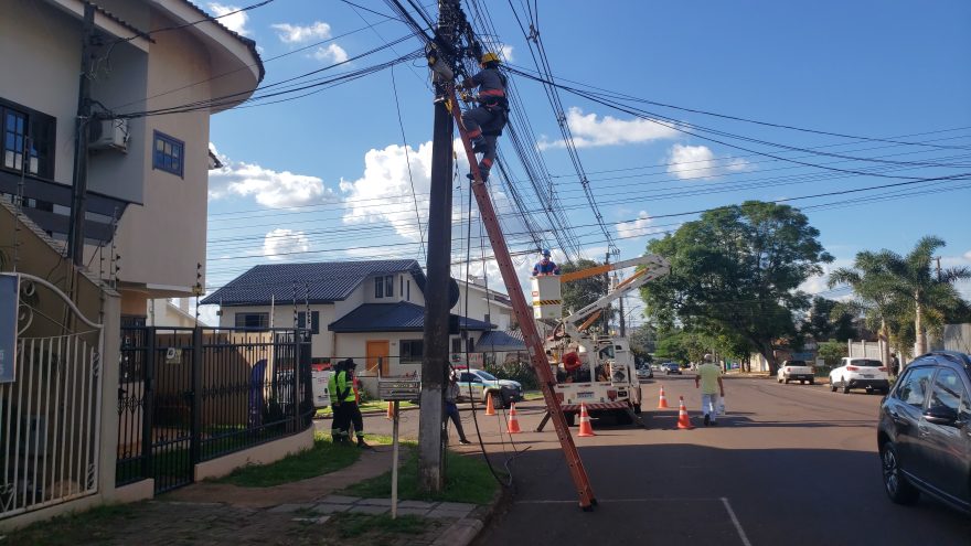 Caminhão arranca fios de postes e deixa usuários sem sinal de Internet