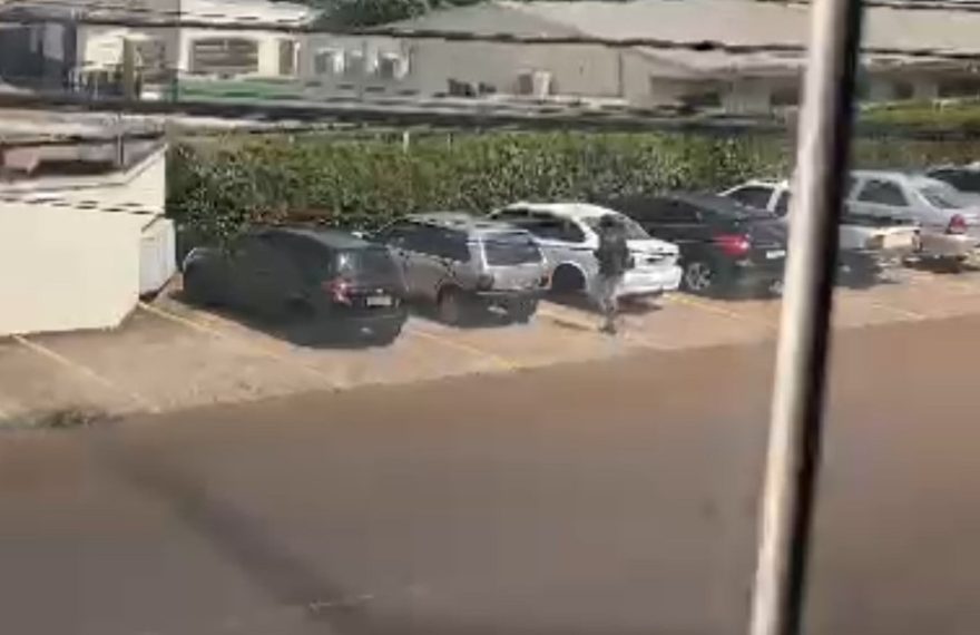 Câmera flagra dois homens furtando Uno no Parque São Paulo