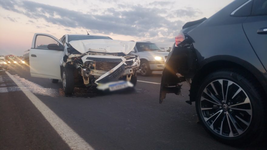 Forte Colisão é registrada entre Onix e Corolla na BR-277 em Cascavel