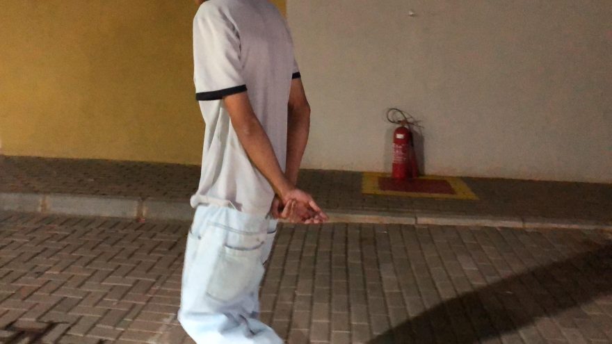 Jovem é detido por suspeita de tráfico de drogas próximo à Biblioteca Pública